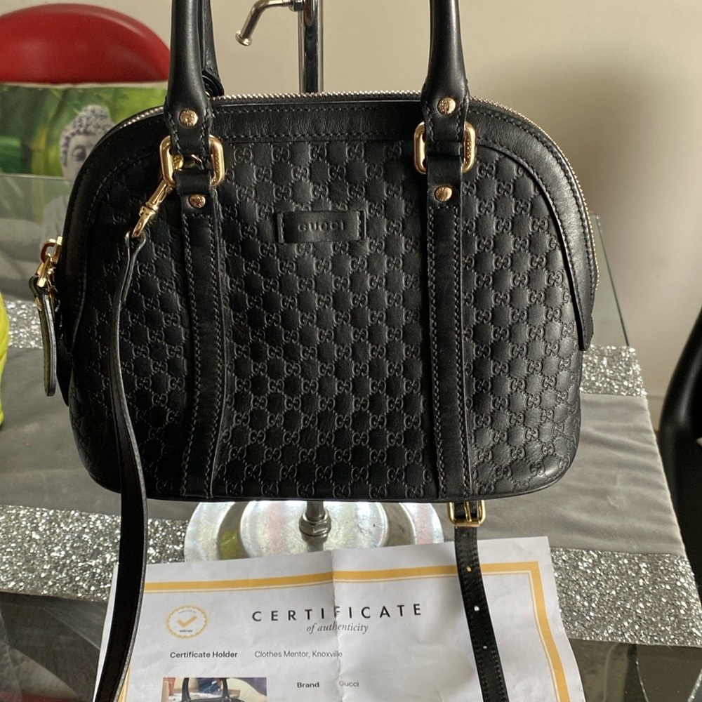 AUTHENTICATED Gucci Black Crossbody Bag with Textured Leather Design